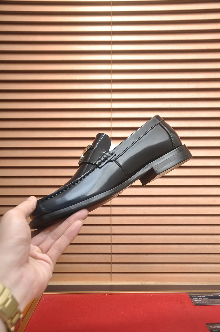 Men's men's shoes 💰560💶 [LV] (original single cowhide lining) 🍀LV's latest genuine leather business suit shoes are launched simultaneously on the official website. The first-layer cowhide imported from Italy is made of heavy gold, 💥1:1 rubber outsole from the official website. Versatile to wear, high-end without losing class, and the color combination is extraordinary. This four-season style is alluring when worn on your feet, showing off your big-name flair. Standard code 38-44 (45 customized)